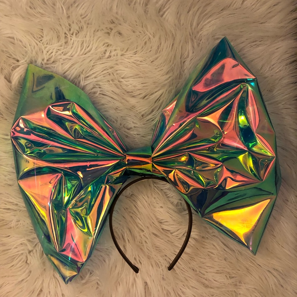 Iridescent bow
